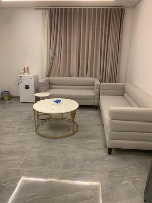 Leilighet, balkong, byutsikt | Oppholdsområde