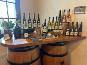 Un espace bar avec de nombreuses bouteilles de vin et un comptoir en bois.