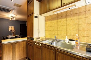 Microwave, stovetop - Akitsu 500 Kyocera Dome 10 min walk Dotonbori Kansai Airport Osaka Castle Kaiyukan USJ 1 transfer Family friendly Free parking 15 (大阪府大阪市西区境川１丁目)