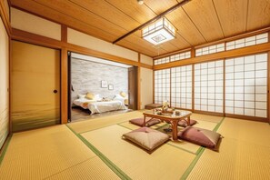 5 bedrooms, iron/ironing board, WiFi, bed sheets - Akitsu 500 Kyocera Dome 10 min walk Dotonbori Kansai Airport Osaka Castle Kaiyukan USJ 1 transfer Family friendly Free parking 15 (大阪府大阪市西区境川１丁目)