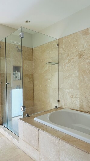 Shower, hair dryer, towels, soap - Lux 2-BR 1 story Condo in the heart of Everything!!! (San Rafael de Escazú)
