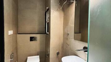 Deluxe Room, 1 King Bed | Bathroom | Free toiletries, towels, soap, shampoo