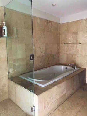 Shower, hair dryer, towels, soap - Gorgeous 3-BR Condo in the heart of everything! (San Rafael de Escazú)