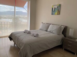 3 bedrooms, iron/ironing board, WiFi, bed sheets - Gorgeous 3-BR Condo in the heart of everything! (San Rafael de Escazú)