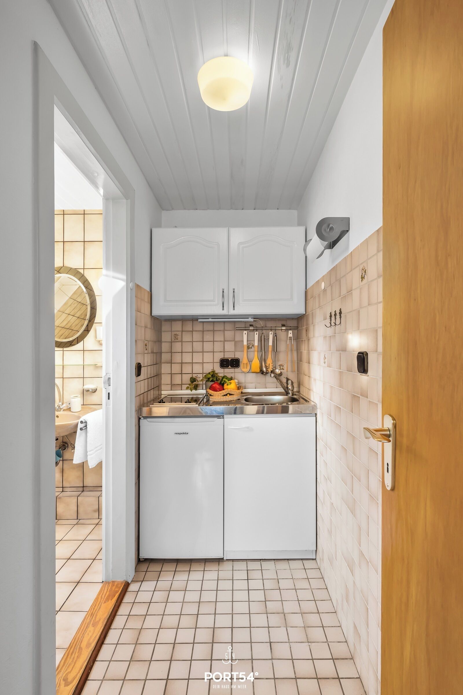 Jääkaappi, liesi, kahvin-/teenkeitin, leivänpaahdin