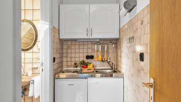 Jääkaappi, liesi, kahvin-/teenkeitin, leivänpaahdin