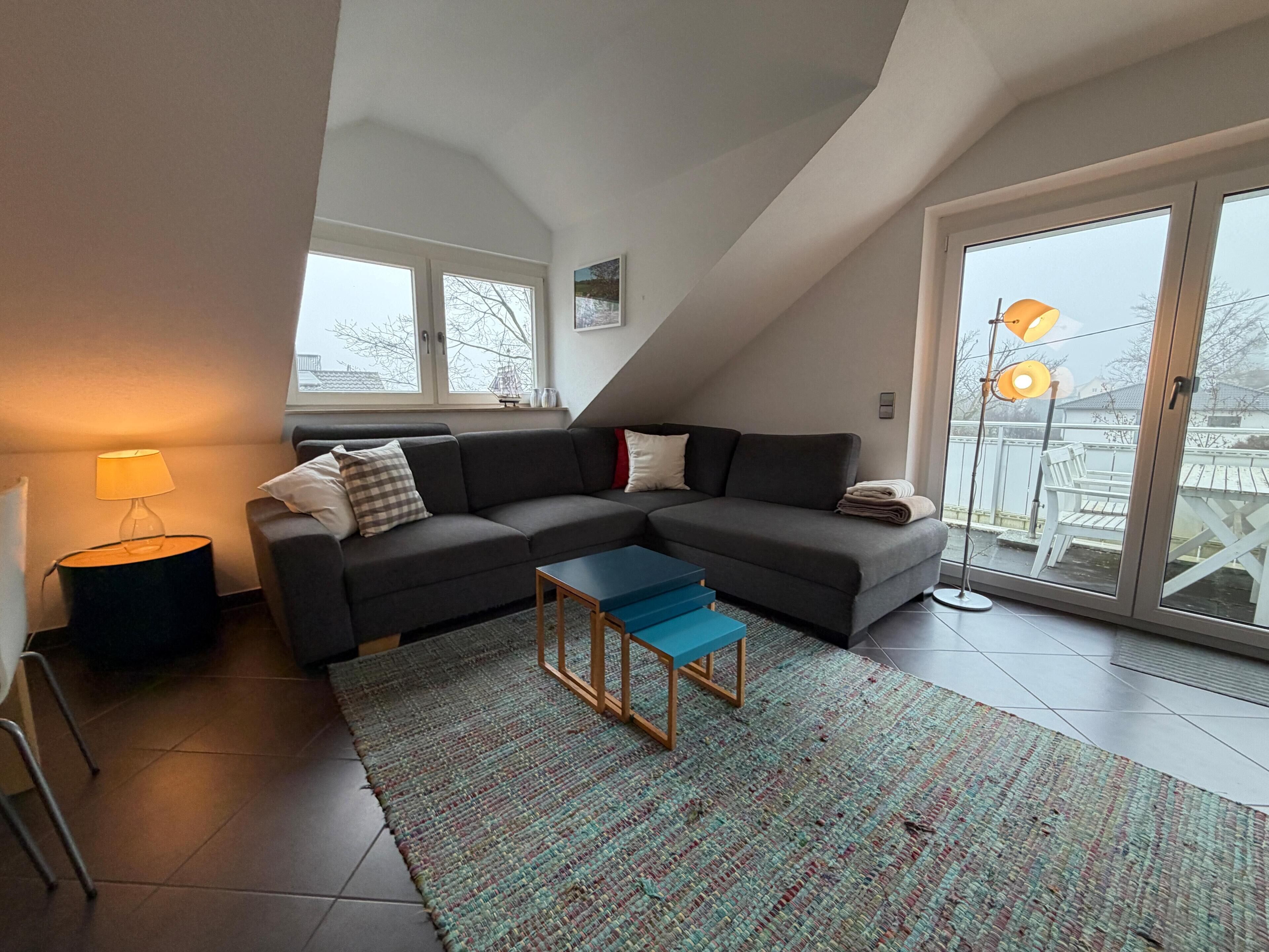 Fernseher, Kamin, Bücher, Stereoanlage