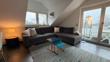 Fernseher, Kamin, Bücher, Stereoanlage