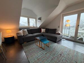 Fernseher, Kamin, Bücher, Stereoanlage