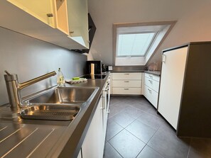 Kühlschrank, Ofen, Herdplatte, Geschirrspüler