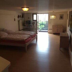 2 slaapkamers, een strijkplank/strijkijzer, gratis wifi, beddengoed