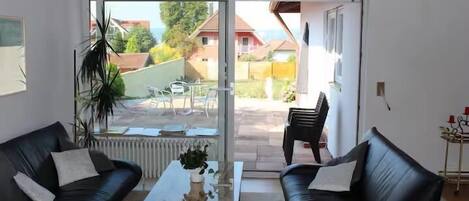 TV, fireplace, books, stereo