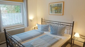 1 bedroom, iron/ironing board, travel crib, free WiFi - Künstlergarten Apartment 2: Comfortable vacation accommodation with terrace and garden i (Garding)