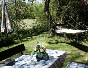 Outdoor dining - Künstlergarten Apartment 2: Comfortable vacation accommodation with terrace and garden i (Garding)