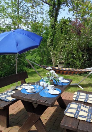 Outdoor dining - Künstlergarten Apartment 2: Comfortable vacation accommodation with terrace and garden i (Garding)