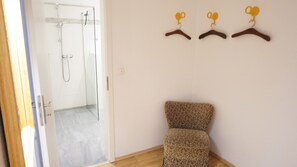 Shower, hair dryer - Künstlergarten Apartment 2: Comfortable vacation accommodation with terrace and garden i (Garding)