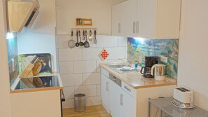 Fridge, microwave, oven, stovetop - Künstlergarten Apartment 2: Comfortable vacation accommodation with terrace and garden i (Garding)