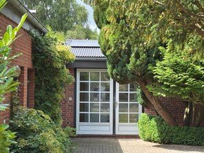 Exterior detail - Comfortable vacation accommodation with garden, terrace and family-friendly furnishings. (Garding)