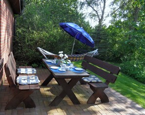 Outdoor dining - Comfortable vacation accommodation with garden, terrace and family-friendly furnishings. (Garding)