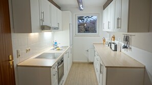 Fridge, microwave, oven, stovetop - Comfortable vacation home with garden, terrace and family-friendly furnishings. (Garding)