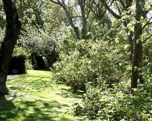 Property grounds - Comfortable vacation home with garden, terrace and family-friendly furnishings. (Garding)