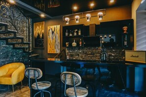 Casa Deluxe, balcó, vistes a la muntanya | Bar (a l'allotjament)