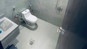 Un baño moderno con inodoro, bidé y ducha.