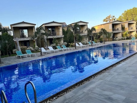 Outdoor pool, open 8:30 AM to 6:00 PM, free pool cabanas, pool umbrellas. Hôtel du parc