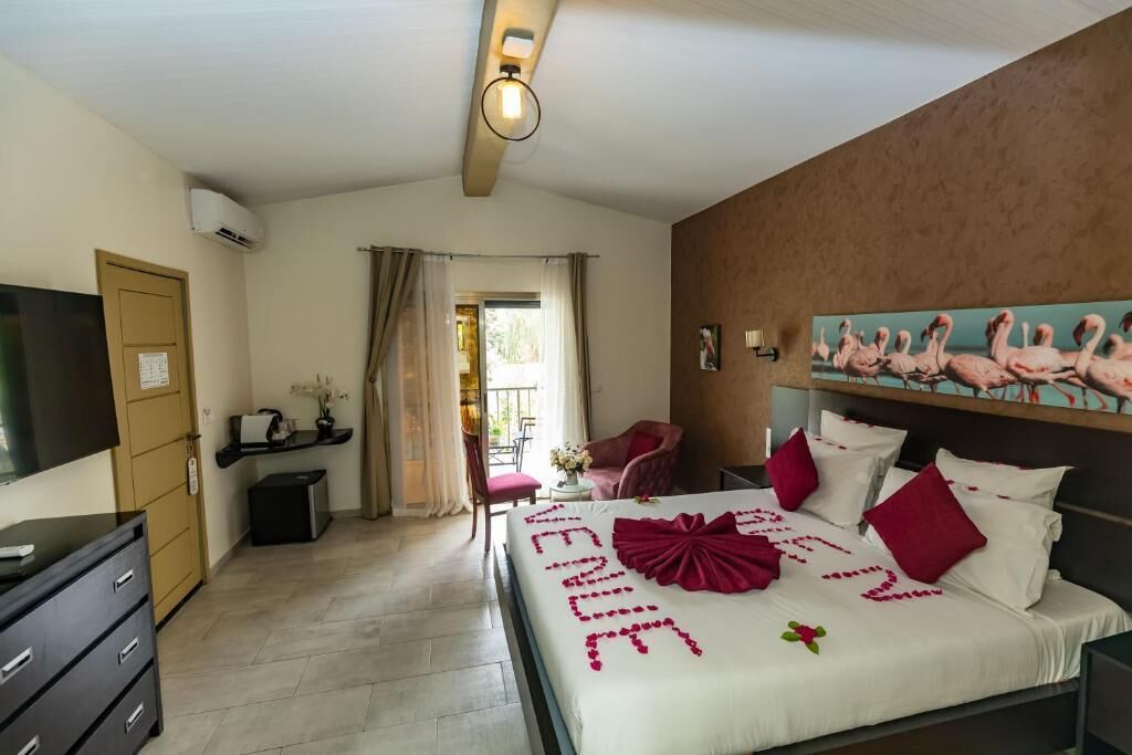 Una habitación de hotel con cama, televisión, escritorio y silla.