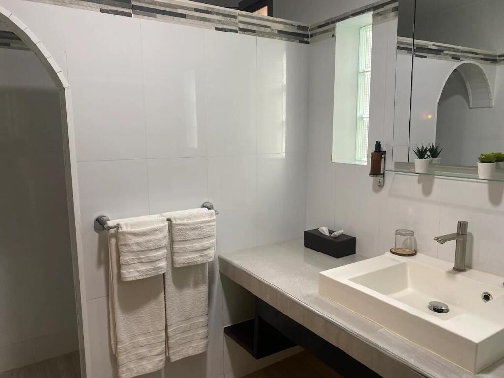 Deluxe Single Room, Balcony, Pool View | Bathroom