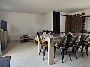 Dining - House 6 Guests: Serene under the Pines (La Faute-sur-Mer)