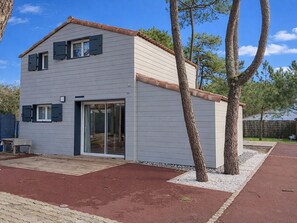 Exterior - House 6 Guests: Serene under the Pines (La Faute-sur-Mer)