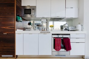Fridge, microwave, oven, stovetop - Bright 1BDR Flat By The River Thames (Greater London)