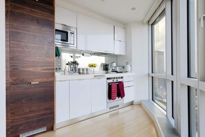 Private kitchen - Bright 1BDR Flat By The River Thames (Greater London)