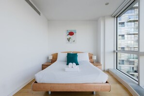 Iron/ironing board, Internet, bed sheets - Bright 1BDR Flat By The River Thames (Greater London)