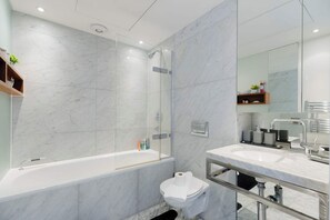 Shower, hair dryer - Bright 1BDR Flat By The River Thames (Greater London)