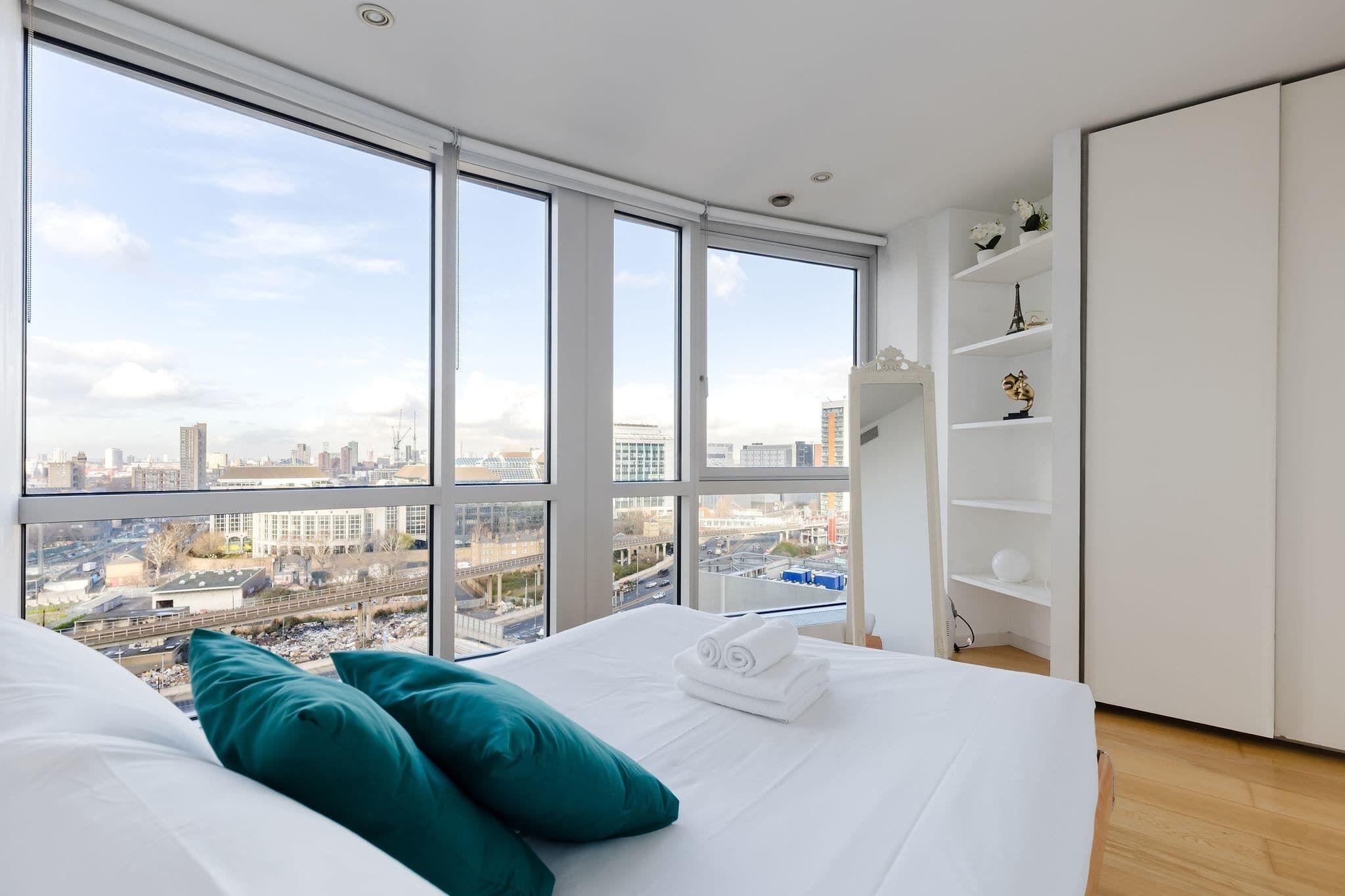 Fer et planche à repasser, accès Internet, draps fournis