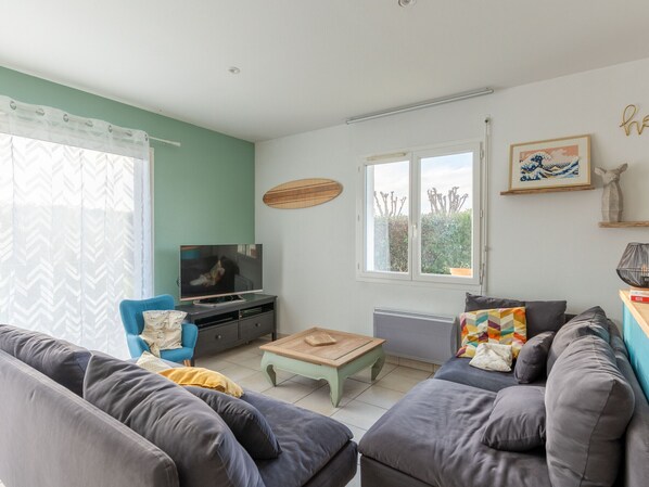TV - Comfortable House in Biscarrosse with Private Pool and Pets Allowed (Biscarrosse)