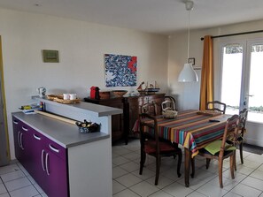 Dining - Cozy house for 6, 200m from beach, pets allowed, parking (Saint-Vincent-sur-Jard)