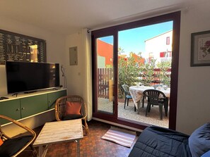 TV - 1-Bedroom Apartment with AC, pool, and parking, 100m from the beach (Le Barcarès)