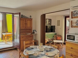 Dining - 1-Bedroom Apartment with AC, pool, and parking, 100m from the beach (Le Barcarès)