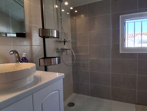 Bathroom - Bright Apartment in Mèze - 4 ppl, 2 bdr, AC, Parking (Mèze)