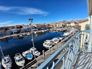 Marina - Bright Apartment in Mèze - 4 ppl, 2 bdr, AC, Parking (Mèze)