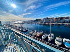 Marina - Bright Apartment in Mèze - 4 ppl, 2 bdr, AC, Parking (Mèze)