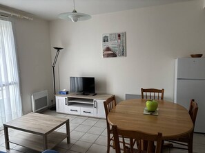 Dining - Central Apartment for 4 - Parking Included (Royan)