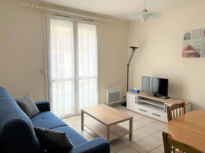 Living area - Central Apartment for 4 - Parking Included (Royan)