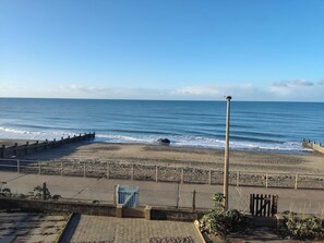 On the beach - Four Degrees West Beach House In Tywyn (Gwynedd)