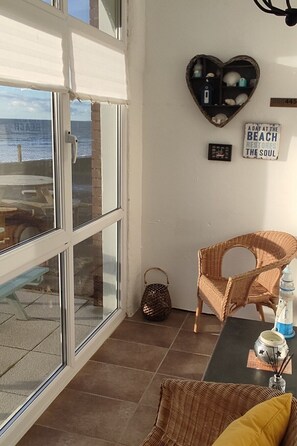 TV, stereo - Four Degrees West Beach House In Tywyn (Gwynedd)