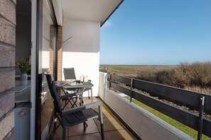 Outdoor dining - Modern vacation apartment on Sylt with balcony, elevator and parking space (List auf Sylt)
