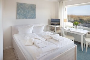 1 bedroom, bed sheets